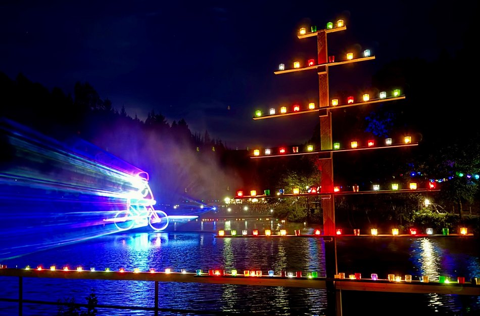 Lasershow über den Okerteich und ein Lichterbaum 