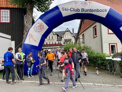 Teilnehmer am Start- und Zielpunkt des Nordic aktiv Cups in Buntenbock