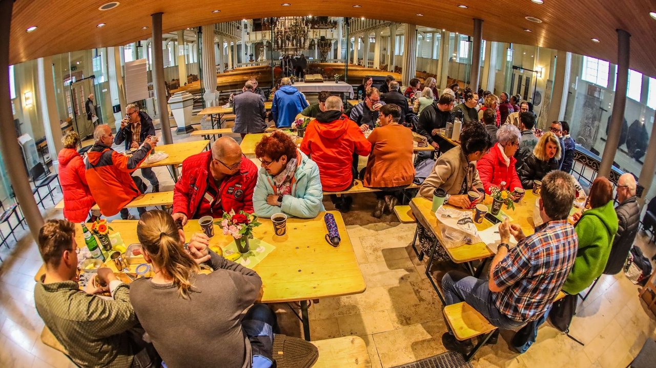 Bürgerfrühstück in der Winterkirche, Menschen sitzen an Tischen und Frühstücken