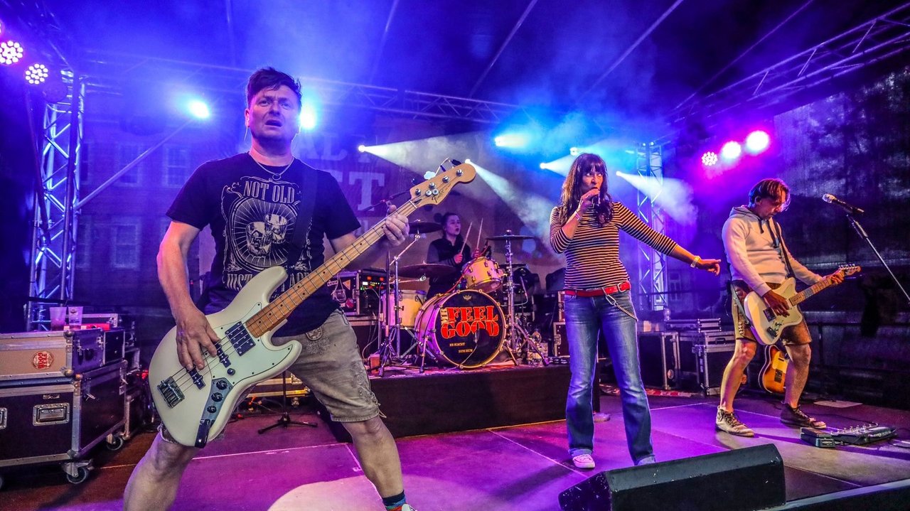 Band spielt auf der Bühne