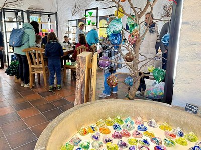 Besucher im Geschäft eines Glasmachers auf dem Kunsthandwerkerhof Zellerfeld.