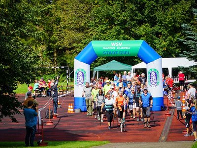 Teilnehmer des NordicWalking Cups am Start-/Zielpunkt in Clausthal-Zellerfeld
