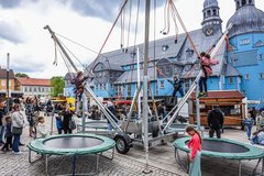 Trampolin mit einem springenden Kind vor der Blauen Marktkirche 
