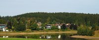 Blick auf Häuser am Teich