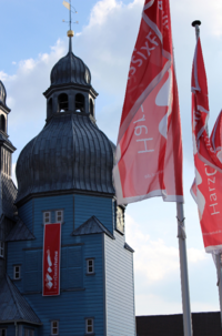 Kirchturm der Marktkirche zum Heiligen Geist in Clausthal-Zellerfeld, mit Werbung für das HarzClassix Festival