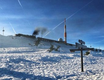 Brockenbahn auf dem Brockengipfel im Winter 