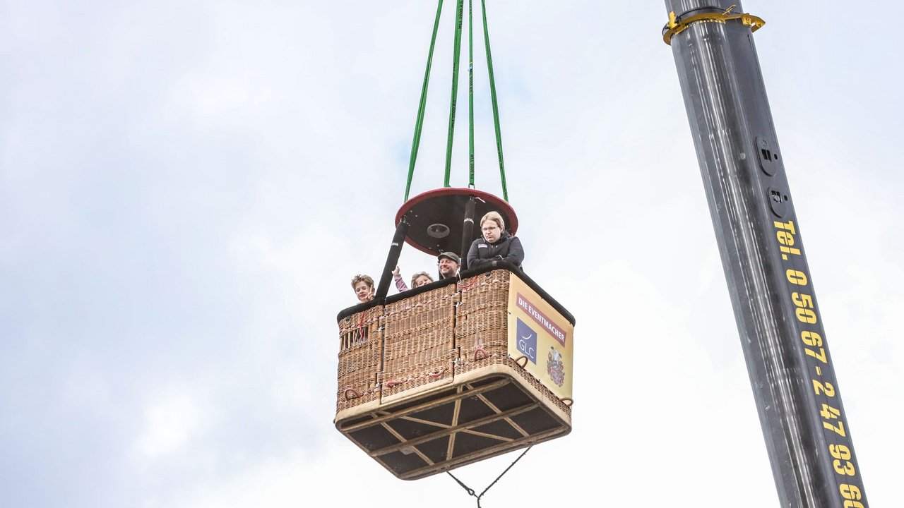 Ballonkorb am Kran über dem Fest 