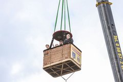 Ballonkorb am Kran über dem Fest 
