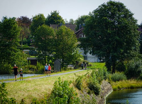 Nordic Walking Läufer am Teich in Clausthal-Zellerfeld 