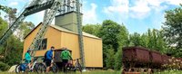 Mehrere Radfahrer vor der Ottiliae-Schacht Anlage