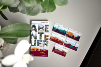 verschiedene Harz-Cards liegen zur präsentation auf einem weißen Tisch