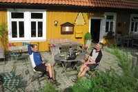 Fahrradfahrer sitzen am Tisch beim Polsterberger Hubhaus 