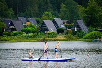 Kinder paddeln auf einem großen SUP