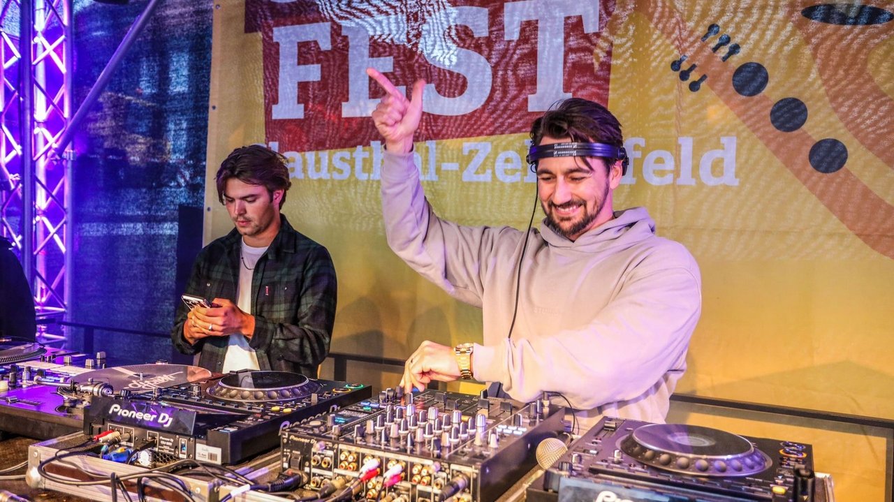 DJ steht auf der Bühne und legt auf 