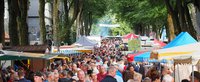 Menschenmassen welche über den Bergbauernmarkt schlendern