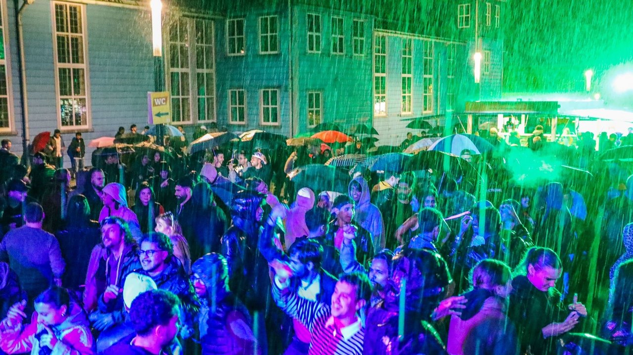 Feiernde Menschenmenge im Regen vor der Bühne 