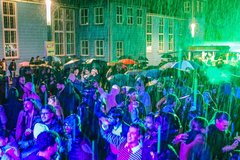 Feiernde Menschenmenge im Regen vor der Bühne 