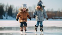 Zwei Kinder mit Eislaufschuhen fahren auf einem zugefrorenen See