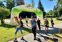 Läufer vor dem Starttor beim Nordic Walking Cup 