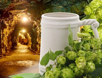 Montage eines Bergwerksstollen kombiniert mit einem Bierkrug und Hopfen.
