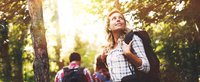 Frau genießt die Atmosphäre im Wald