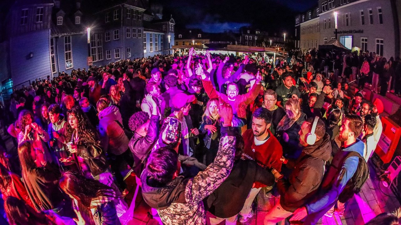 Feiernde Menschenmenge vor der Bühne 