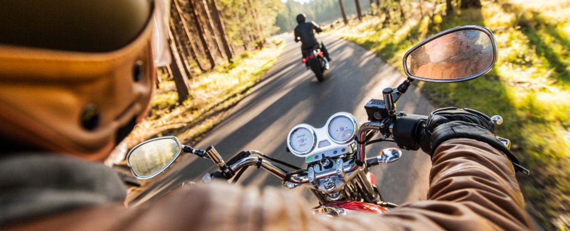 Motorradfahrer fährt über Waldwege im Harz