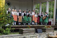 Gruppe des Heimatbunds steht auf der Bühne 