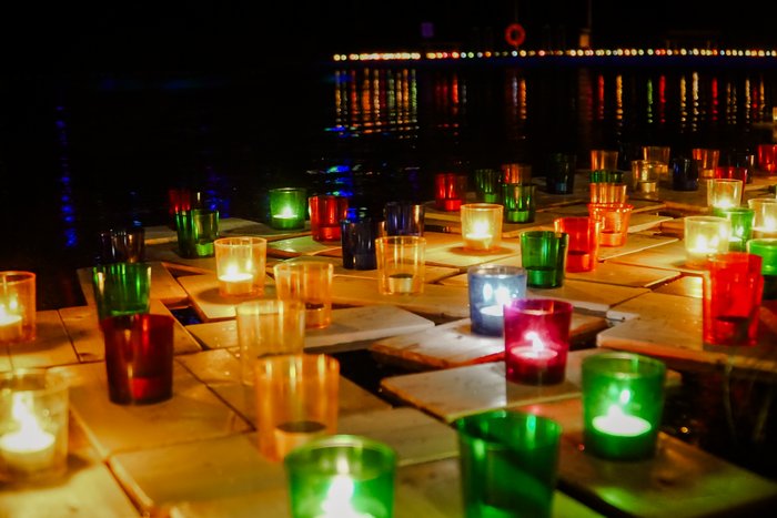 Lichterschiffe schwimmen auf dem Teich