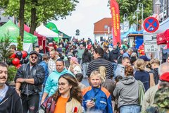 Menschen bummeln auf der Vereinsmeile