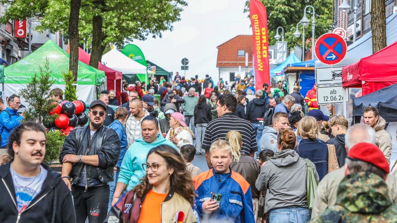 Menschen bummeln auf der Vereinsmeile