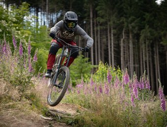 Mountainbiker springt über einen kleinen Absatz im Racepark Schulenberg