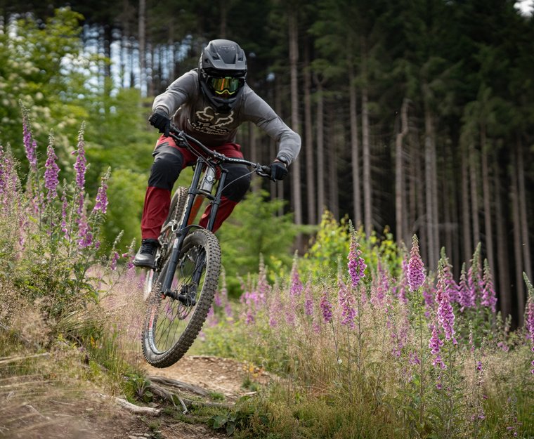 Mountainbiker springt über einen kleinen Absatz im Racepark Schulenberg