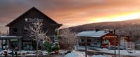 Blick in Torfhaus auf das Nationalparkzentrum bei Sonnenaufgang